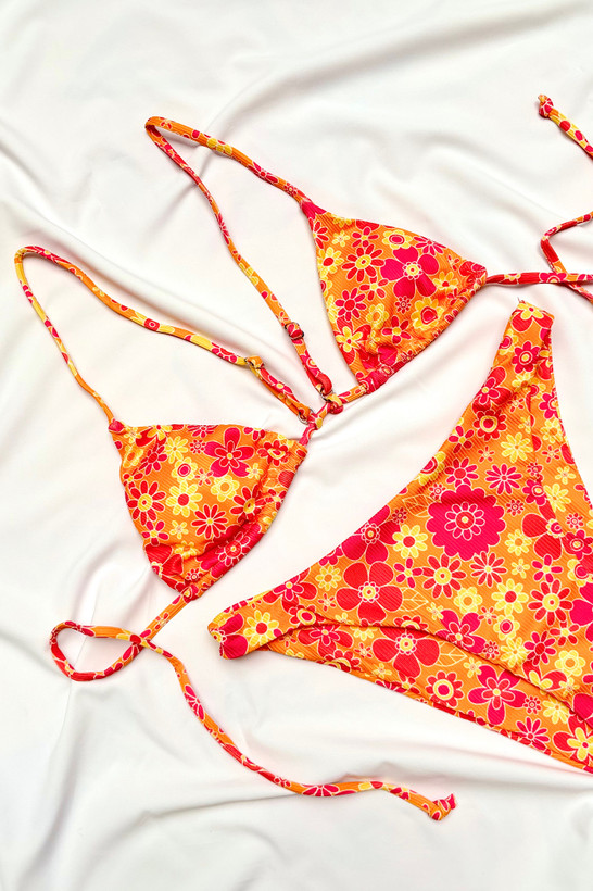 بیکینی آفتاب گرفتن و استخر