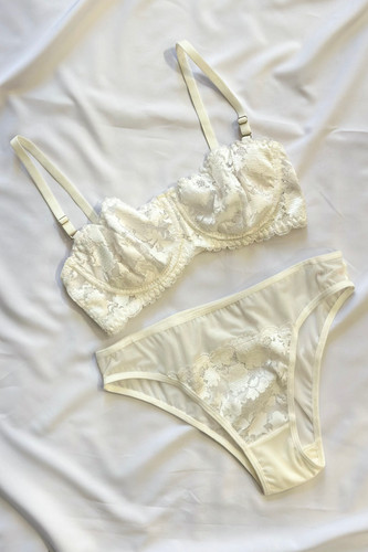 ست شورت و سوتین دانتل طرح گلبرگ برند میسا کد ۶۲۱۵